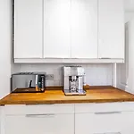 Spacious 2-Bed Ground Floor Flat With Private Garden