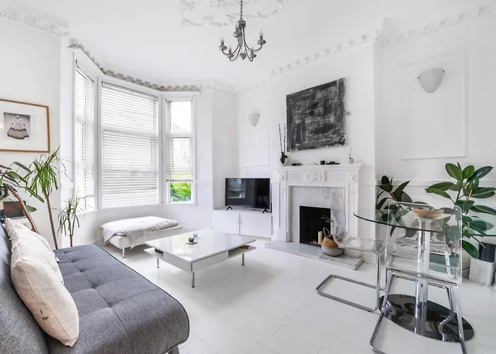 Spacious 2-Bed Ground Floor Flat With Private Garden